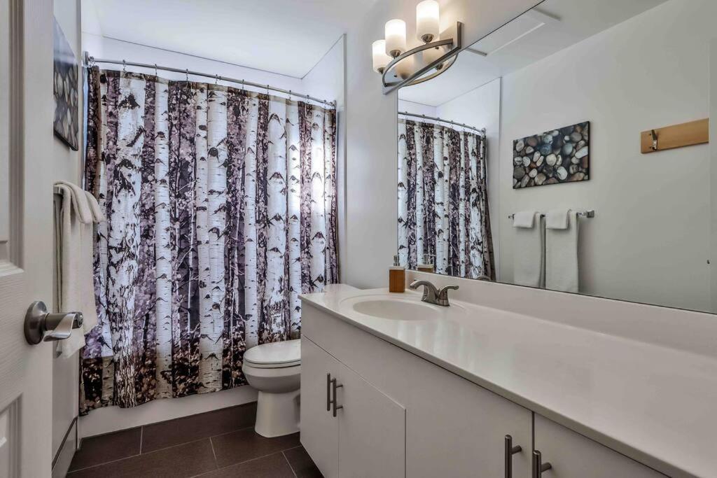 Big Mountain Views - Bright 2-Story Corner Unit Apartment Canmore Ngoại thất bức ảnh