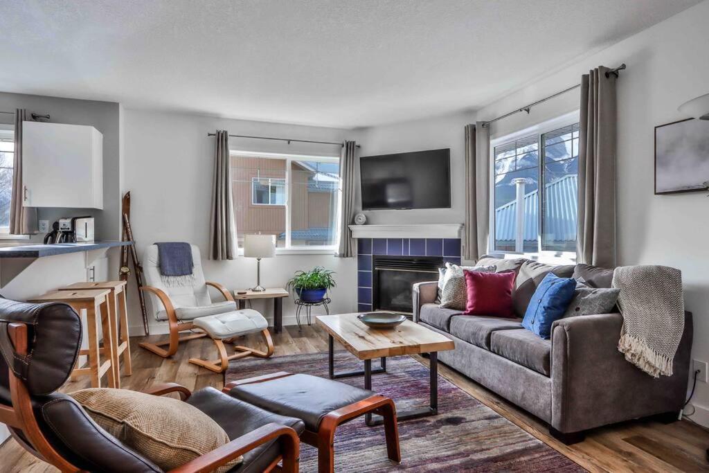 Big Mountain Views - Bright 2-Story Corner Unit Apartment Canmore Ngoại thất bức ảnh