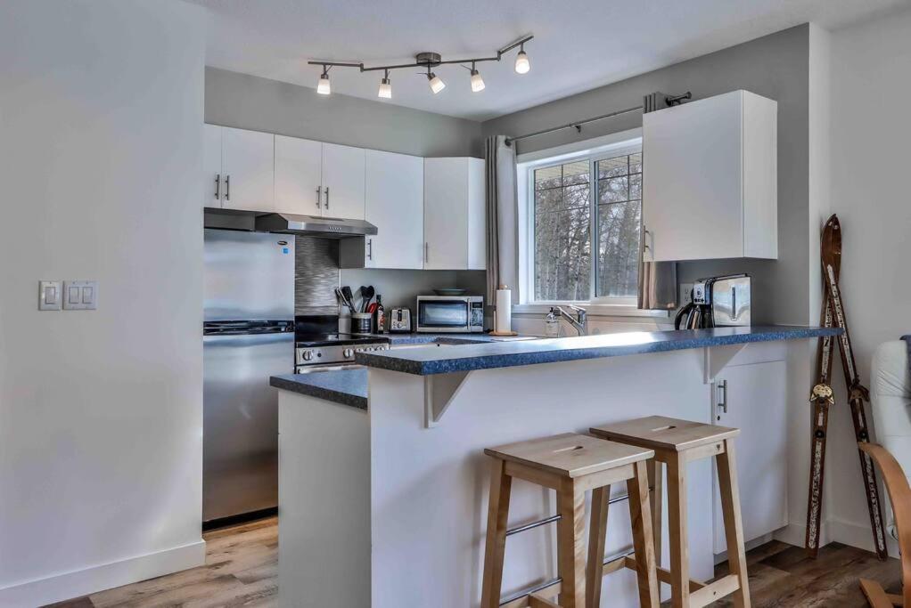 Big Mountain Views - Bright 2-Story Corner Unit Apartment Canmore Ngoại thất bức ảnh