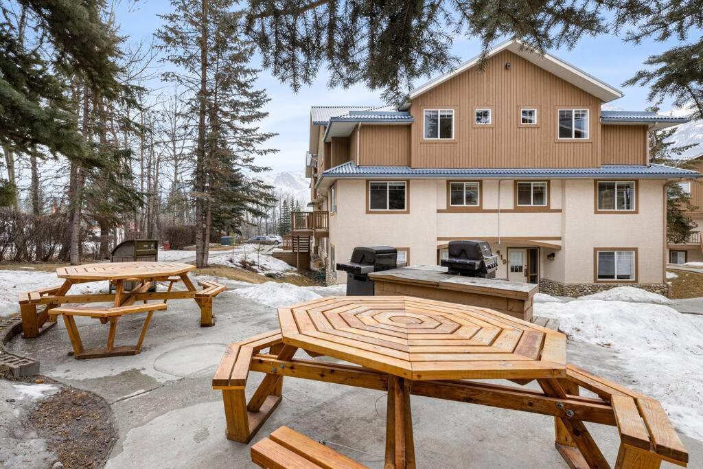 Big Mountain Views - Bright 2-Story Corner Unit Apartment Canmore Ngoại thất bức ảnh